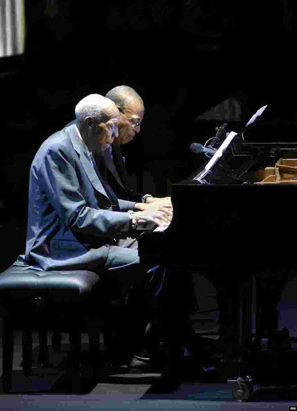 ARCHIVO. Bebo Valdés (i) y su hijo Chucho.