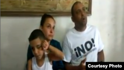 Mitzael Díaz Paseiro, acompañado de su esposa, Arianna López, y el hijo de ambos.