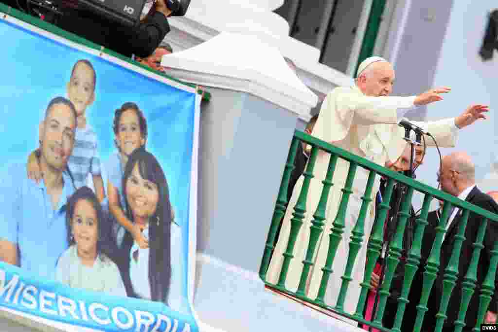 El papa Francisco aboga por la "libertad" de la familia en su último acto en Cuba. Afirmó en la Catedral de Santiago, ante las familias, que "es en casa donde aprendemos la fraternidad, la solidaridad, a no ser avasalladores, el perdón".