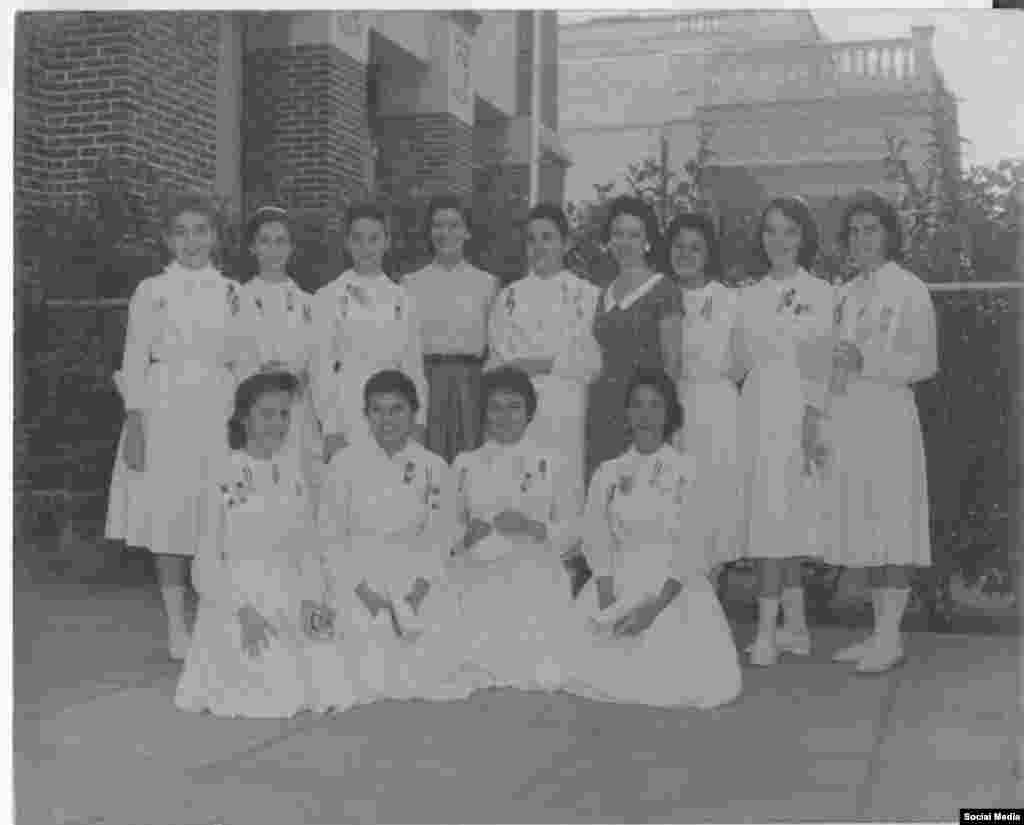 Teresita Yániz junto a su clase en el Sagrado Corazón en La Habana.