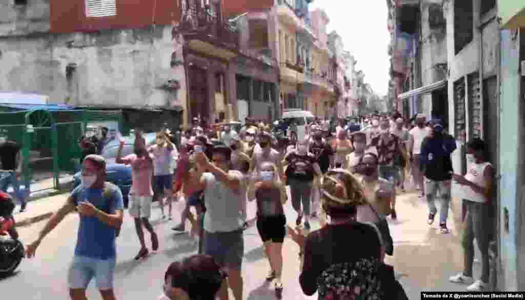En la capital las personas se manifestaron en muchos barrios. Muchos marcaharon desde La Habana Vieja, Centro Habana y Cerro hasta concentrarse en el capitolio.