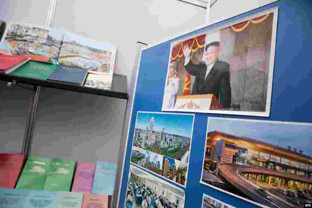Libros y una foto del Kim Jong-un se exhiben en la caseta de la delegación de Corea del Norte.