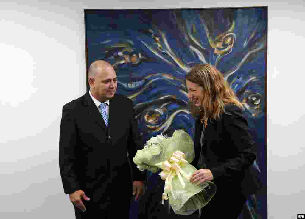  El ministro de Salud de Cuba, Roberto Morales (i), y la secretaria de Salud y Servicios de EE.UU., Sylvia Burwell (d), se reúnen en La Habana Cuba.