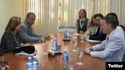 El gobernador de Colorado John Hickenlooper (izq.) durante un encuentro coon Josefina Vidal y otros miembros de la Cancillería cubana.