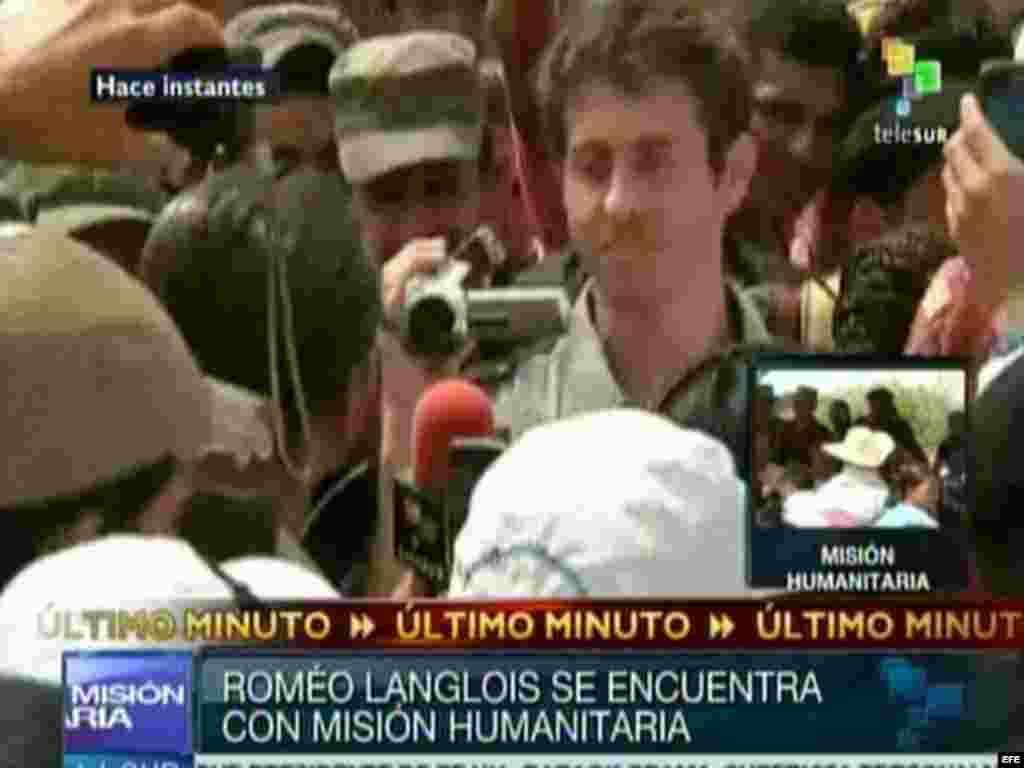 El periodista francés Roméo Langlois en el momento de su liberación, el miércoles 30 de mayo de 2012, en San Isidro, una remota aldea del sureño departamento colombiano de Caquetá. Langlois cayó en manos de las FARC el 28 de abril.