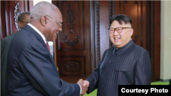 El líder norcoreano Kim Jong-un saluda al vicepresidente del Consejo de Estado cubano, Salvador Valdés Mesa.