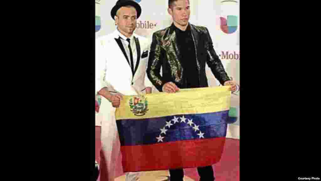 Chino y Nacho mostró en el escenario de "Premio lo Nuestro" una bandera venezolana para pedir por la paz en su país.
