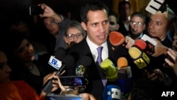 El presidente interino de Venezuela, Juan Guaidó, habla a la prensa antes de la sesión en el Parlamento.
