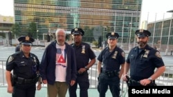 Nacho Rocha, junto a policías de Nueva York que custodian los alrededores de la sede de la ONU, donde realiza su huelga de hambre por Cuba.
